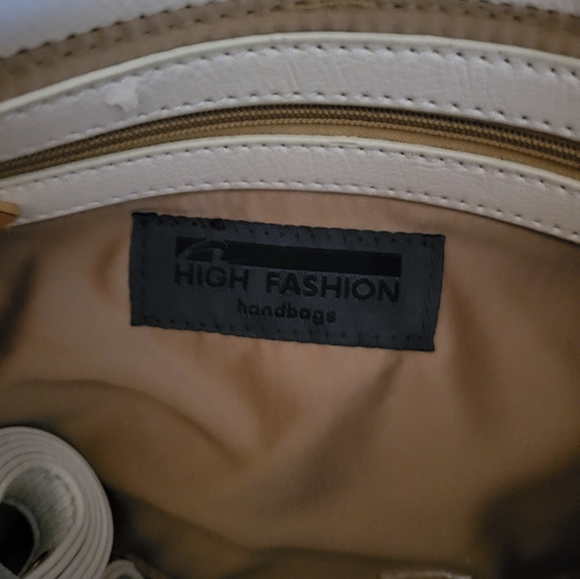 NWOT cute crossbody or shoulder bag. THIS IS NOT LEATHER. Cream/White - Picture 5 of 10